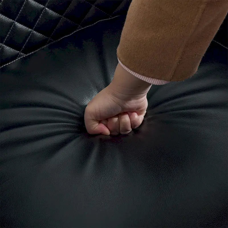 Sillón moderno de polipiel con ribete de tachuelas y giratorio