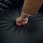 Sillón moderno de polipiel con ribete de tachuelas y giratorio