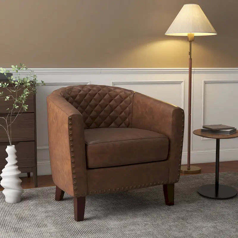 Sillón moderno de polipiel con ribete de tachuelas y giratorio