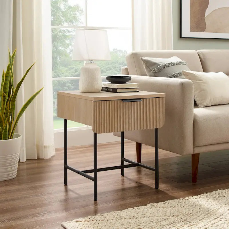 Mesa auxiliar minimalista con puertas estriadas