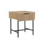 Mesa auxiliar minimalista con puertas estriadas