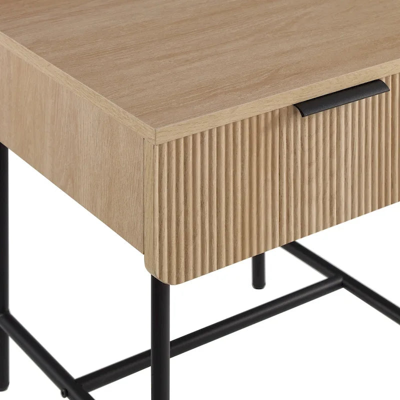 Mesa auxiliar minimalista con puertas estriadas