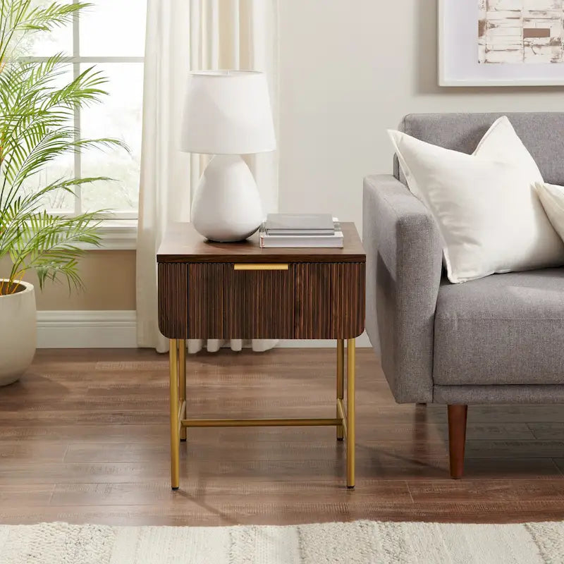 Mesa auxiliar minimalista con puertas estriadas