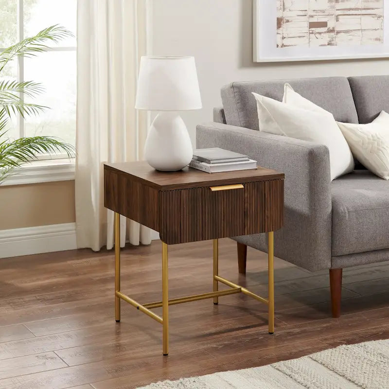 Mesa auxiliar minimalista con puertas estriadas