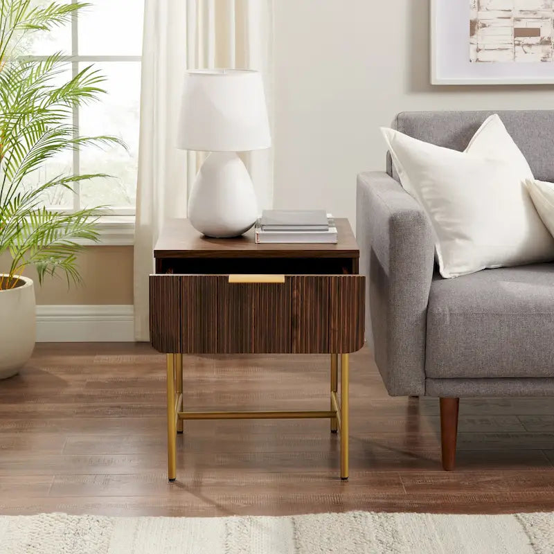 Mesa auxiliar minimalista con puertas estriadas